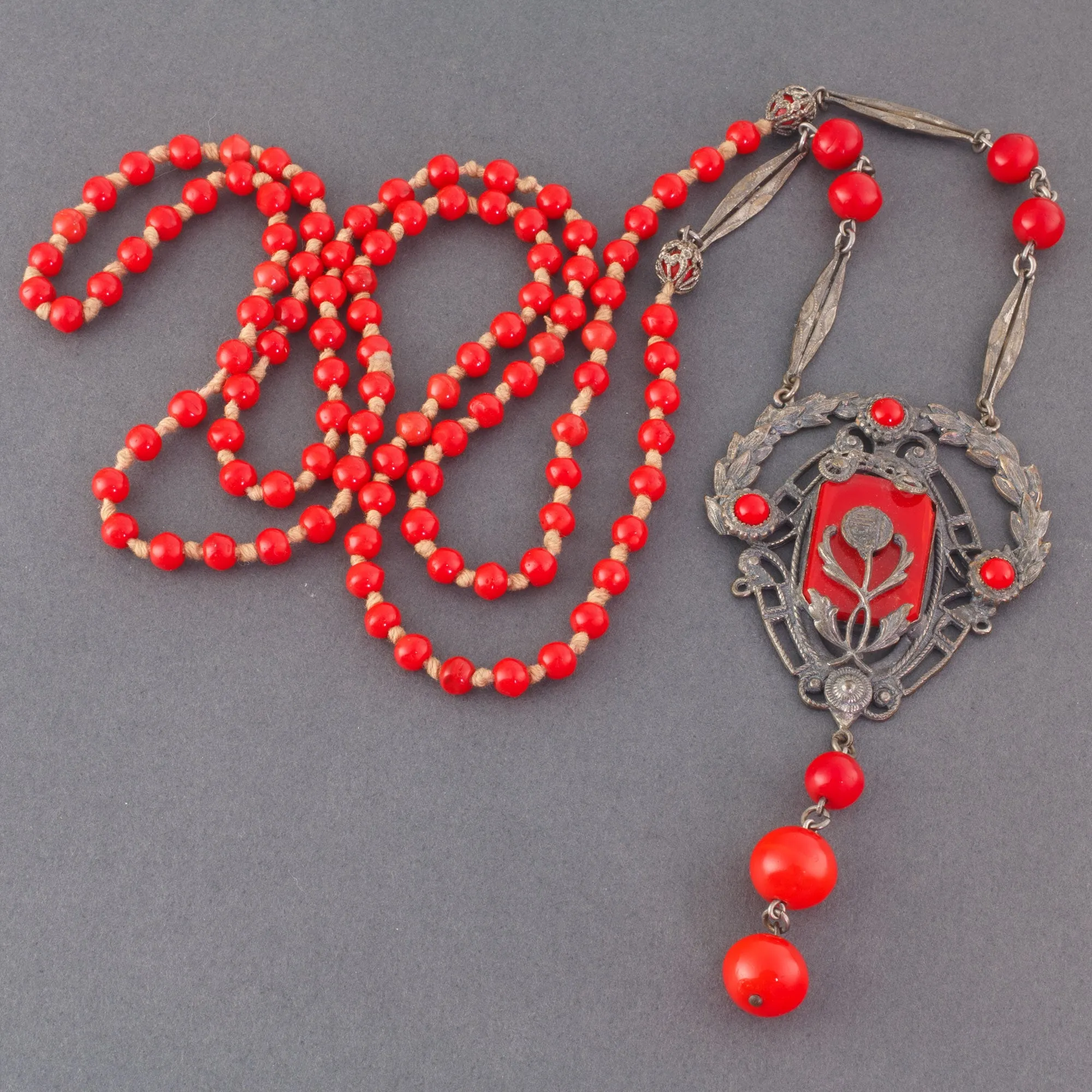 Vintage Art Deco red glass and silver metal flapper length lavaliere necklace. nlbg2109